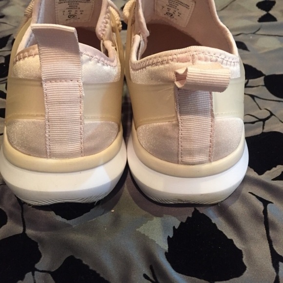 Shoes - Picture 4 of 4